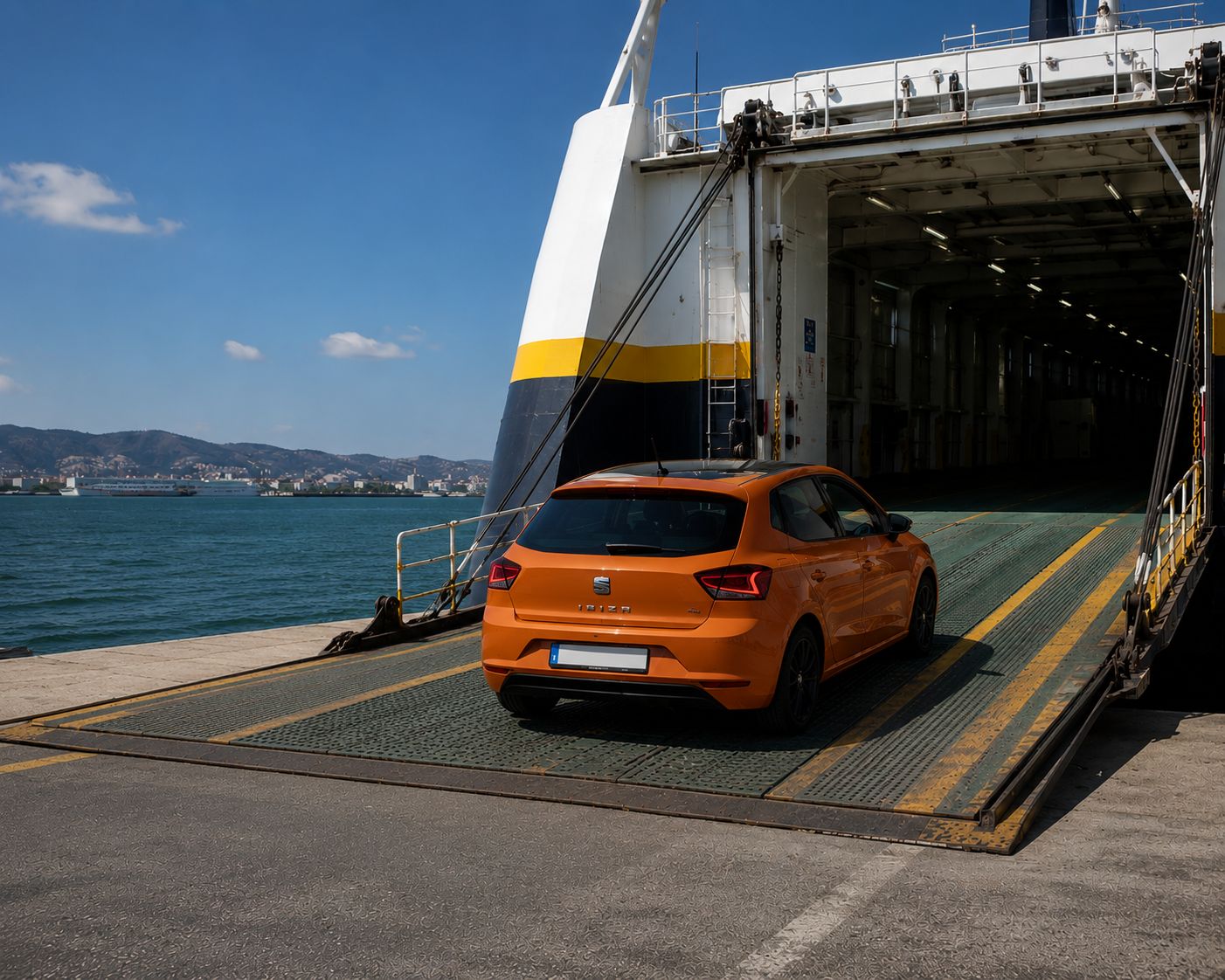 Coche naranja entrando por la rampa en la bodega de un ferry