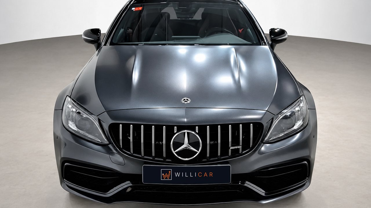 Mercedes-AMG gris grafito con matrícula WilliCar en un estudio