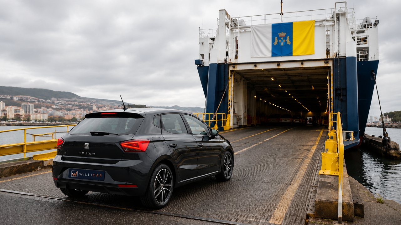 SEAT Ibiza negro con matrícula WilliCar a punto de embarcar en un ferry con la bandera de Canarias